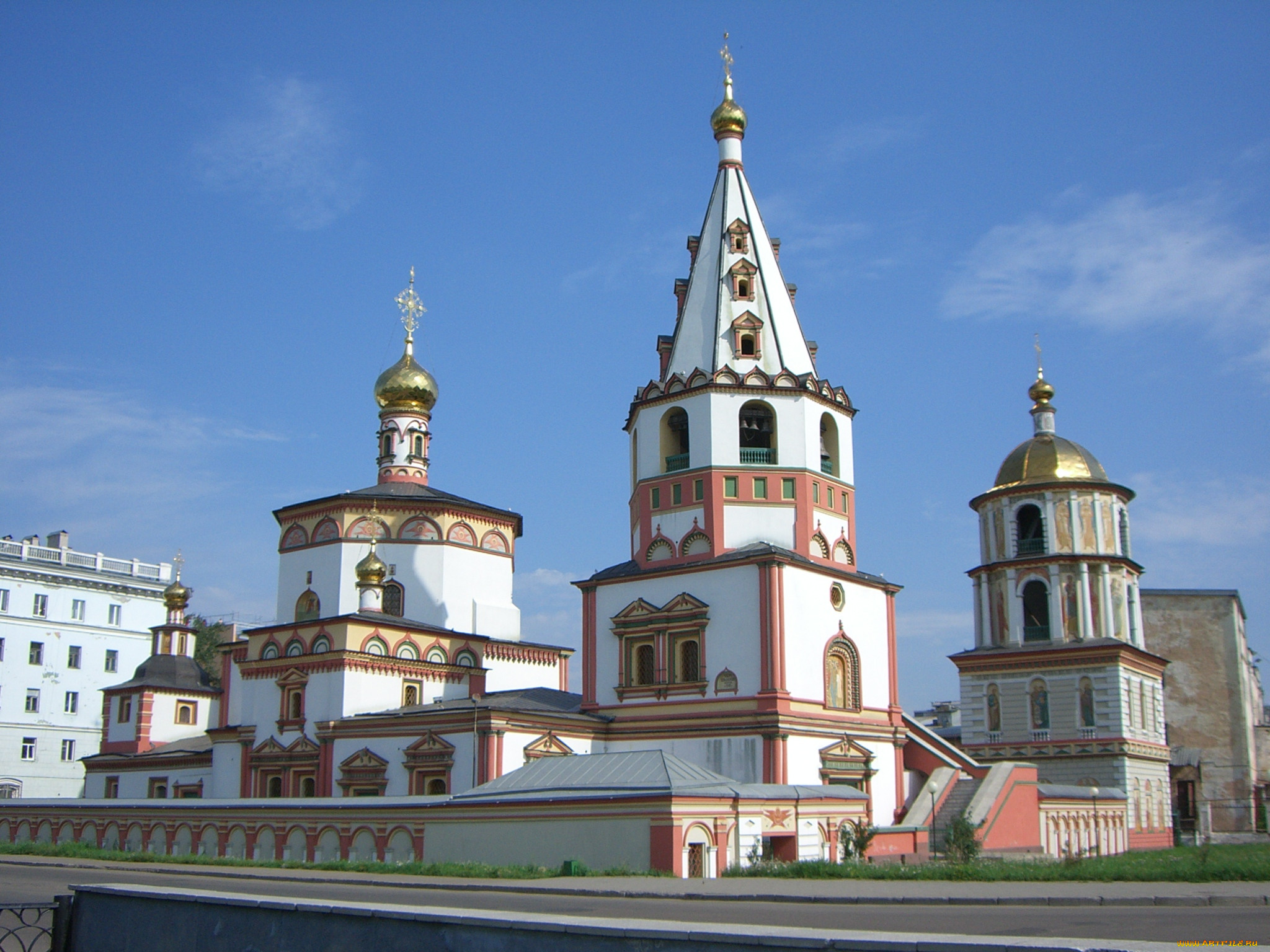 Город иркутск какая. Достопримечательности Иркутска собор Богоявления. Богоявленский собор Иркутск. Храм Богоявления Господня Иркутск. Собор Богоявления город Иркутск.